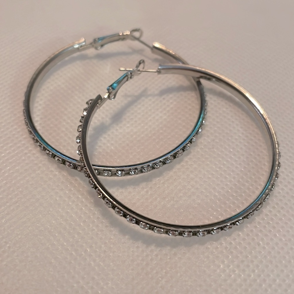 5 Pair Earring Set -Silvertone - Dangles & Hoops NWOT - Picture 2 of 6